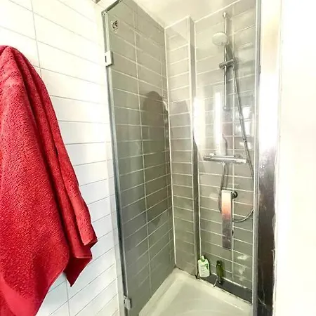 Flat For Two Close To Montmartre Διαμέρισμα *